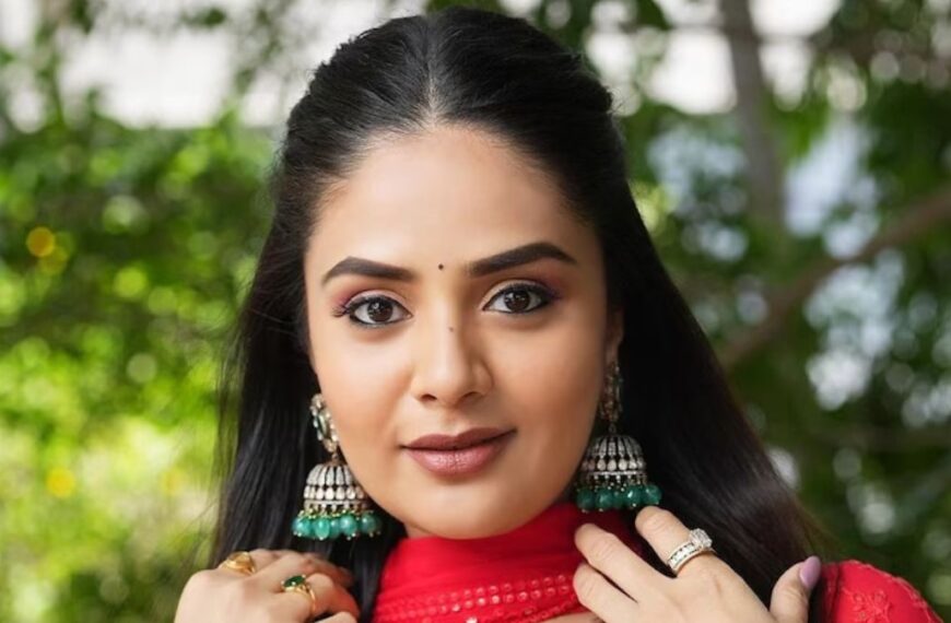 TV Star Sreemukhi Looking Stunning In A Red Sharara Set, Pics Goes Viral